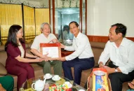 Phó Bí thư Thường trực Thành ủy thăm, tặng quà người có công tiêu biểu trên địa bàn quận Lê Chân