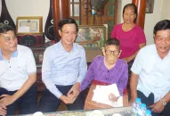 Chủ tịch HĐND thành phố thăm, tặng quà người có công tiêu biểu trên địa bàn huyện Thủy Nguyên