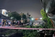 Ôtô chở 9 người bị tàu hỏa đâm