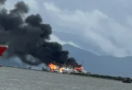 Tàu du lịch bốc cháy dữ dội trên biển Hải Phòng, 6 thuyền viên thoát nạn