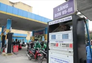 Quỹ Bình ổn dư hơn 7.400 tỉ đồng, giá xăng vẫn tăng chóng mặt