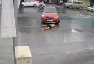 Cởi trần nằm giữa đường bị xe cán trúng, người đàn ông ôm đầu la lớn