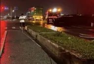 Xe máy tông vào dải phân cách khi trời mưa, 2 người thương vong