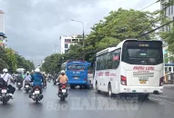 Xe hợp đồng dừng đỗ tùy tiện đón trả công nhân: Cản trở giao thông, mất an toàn