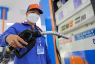 Giá xăng giữ nguyên, giá dầu tăng hơn 400 đồng/lít