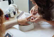 Có thể lây bệnh đậu mùa khỉ khi gội đầu, làm tóc và móng tay không?