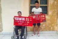 Hai thợ sơn đi các ngõ hẻm, phun quảng cáo “lì xì 1.000 tỷ” lên tường nhà dân