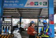 Cấm dùng điện thoại di động nhưng khuyến khích thanh toán bằng QR tại cây xăng