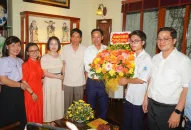 Lãnh đạo ngành Giáo dục và Đào tạo thành phố tặng quà, động viên em Nguyễn Trọng Thành, thí sinh tham dự Chung kết Đường lên đỉnh Olympia năm 2023