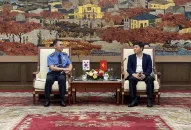 Đoàn sỹ quan, chỉ huy Tàu huấn luyện BADARO của Lực lượng Bảo vệ bờ biển Hàn Quốc chào xã giao lãnh đạo thành phố