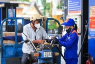 Giá xăng được dự báo tăng, xăng RON 95 vượt 24.000 đồng/lít