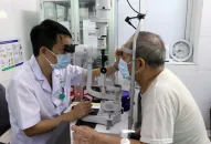 Người bệnh đau mắt đỏ không tự ý điều trị, tránh biến chứng nguy hiểm