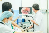 Cấp cứu thành công bé trai 29 tháng tuổi bỏng thực quản do nuốt dị vật pin cúc áo