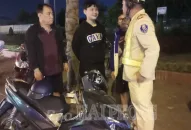 Cảnh sát giao thông đưa 1 học sinh lạc đường về nhà an toàn