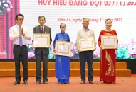 Quận ủy Kiến An trao tặng Huy hiệu Đảng cấp quận đợt 7/11/2023 cho 26 đồng chí đảng viên