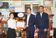 Chủ tịch HĐND thành phố thăm, tặng quà nhà giáo tiêu biểu nhân Kỷ niệm 41 năm Ngày Nhà giáo Việt Nam