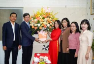 Phó Chủ tịch Thường trực UBND thành phố Lê Anh Quân thăm, chúc mừng Nhà giáo tiêu biểu