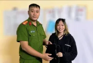Công an thị trấn Cát Bà (huyện Cát Hải) trả lại tài sản đánh rơi cho công dân