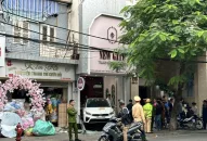 Nữ tài xế đạp nhầm chân ga, ô tô lao vào cửa hàng trang sức khiến 1 người tử vong