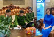 Phòng Cảnh sát QLHC về TTXH vận động các doanh nghiệp giao nộp 1 khẩu súng, 1 dùi cui điện, 3kg pháo