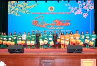 Phó Thủ tướng Chính phủ Trần Lưu Quang thăm tặng quà Tết công nhân lao động và gia đình chính sách thành phố