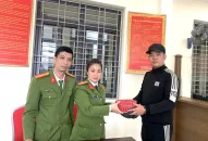 Người dân tự nguyện giao nộp pháo nổ