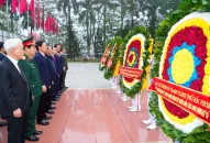 Đoàn đại biểu lãnh đạo thành phố dâng hương tưởng niệm các Anh hùng liệt sỹ