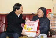 Phó Bí thư Thường trực Thành ủy thăm, tặng quà, chúc Tết các các gia đình tiêu biểu và hộ nghèo nhân dịp Tết Nguyên đán Giáp Thìn năm 2024