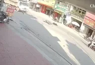 Hải Phòng: Tài xế xe máy mất lái đâm trực diện vào xe tải, một người bị thương