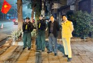 Đại tá Bùi Trung Thành, Phó Giám đốc CATP kiểm tra, động viên cán bộ chiến sỹ các chốt đêm 25/2/2024