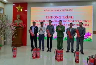 Công an huyện Tiên Lãng: Tặng 24 bình chữa cháy cho một số di tích trên địa bàn huyện