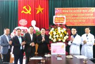 Phó Chủ tịch UBND thành phố Lê Khắc Nam thăm, tặng quà các tập thể, cá nhân tiêu biểu ngành Y tế
