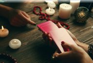 Xem bói “mua” lo vào người