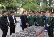 Phó Chủ tịch UBND thành phố Lê Khắc Nam kiểm tra một số đơn vị làm nhiệm vụ bắn pháo hoa trên địa bàn thành phố