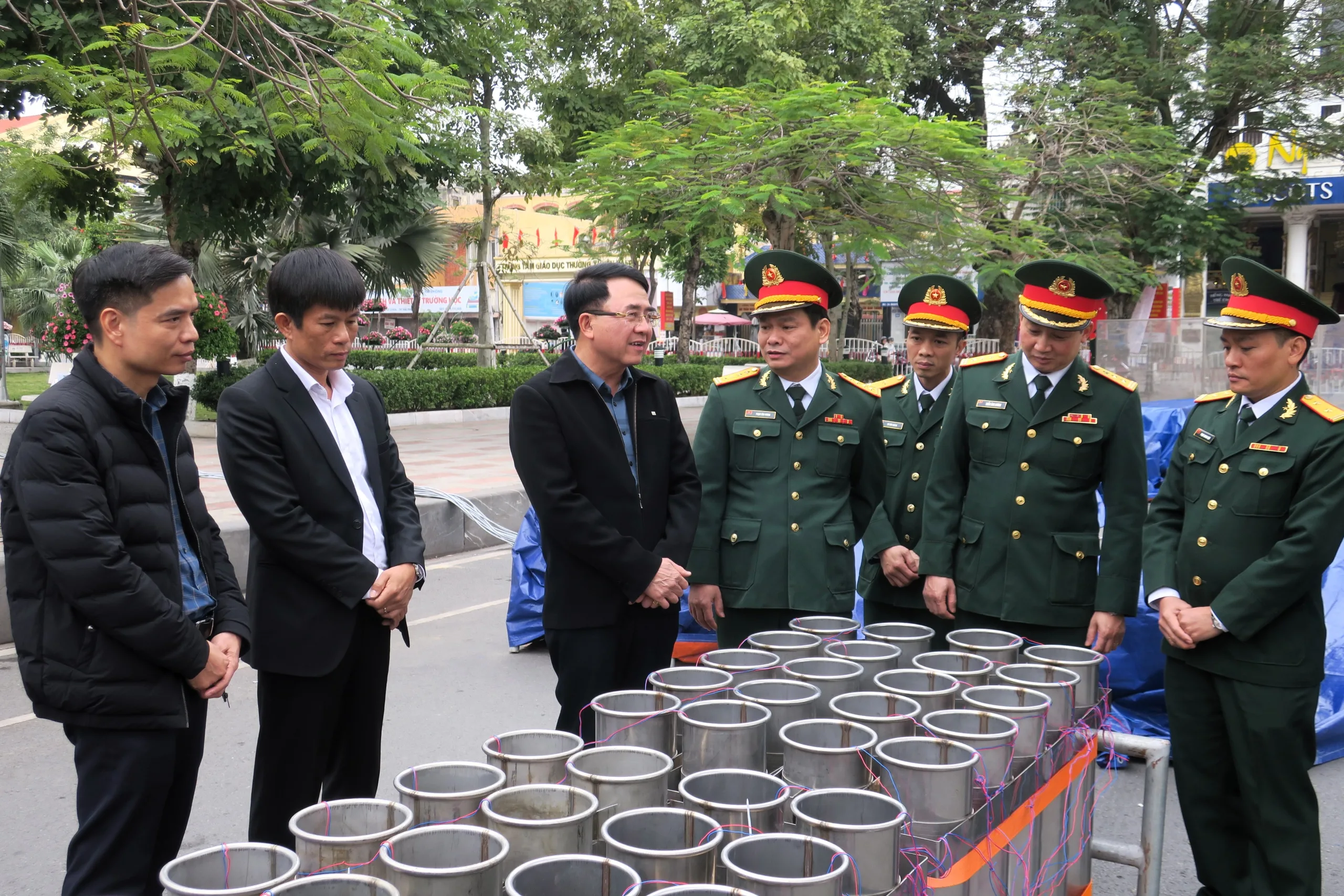Phó Chủ tịch UBND thành phố Lê Khắc Nam kiểm tra một số đơn vị làm nhiệm vụ bắn pháo hoa trên địa bàn thành phố
