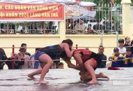 Độc đáo hội vật làng có giải nữ thách đấu nam