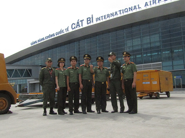 Thượng tá Hoàng Quang Hòa - Phó trưởng phòng An ninh kinh tế và CBCS Đội An ninh Giao thông, Xây dựng làm việc với Cảng Hàng không quốc tế Cát Bi