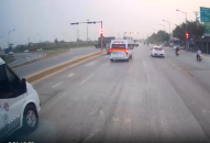 Trạm Cảnh sát giao thông Quang Trung: Phạt và tước giấy phép 2 lái xe điều khiển xe ô tô khách không chấp hành hiệu lệnh của đèn tín hiệu giao thông