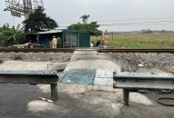 Chủ bãi phế liệu bị khởi tố vì tự mở lối đi trái phép qua đường sắt
