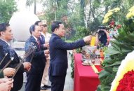 Đoàn đại biểu lãnh đạo thành phố dâng hương tưởng niệm các Anh hùng liệt sĩ và đồng chí Nguyễn Đức Cảnh