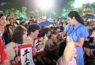 Du khách nước ngoài hào hứng hòa mình vào Chương trình nghệ thuật đường phố