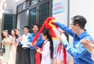 Thành đoàn Hải Phòng trao tặng nhà Khăn quàng đỏ cho gia đình chị em sinh đôi