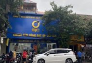 Người dân đổ xô đi mua vàng tại cửa hàng SJC khi giá vàng giảm sâu