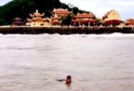 Cứu nạn kịp thời nữ du khách bị sóng cuốn trôi khi tắm biển ở Hải Phòng