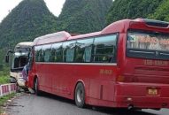 Hai xe khách đối đầu, tài xế tử vong tại cabin