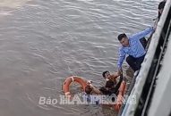 Cứu sống 1 du khách tự ý nhảy từ phà xuống biển