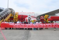 Chuyến bay đầu tiên khởi hành từ Lệ Giang (Vân Nam, Trung Quốc) hạ cánh tại Cảng hàng không quốc tế Cát Bi