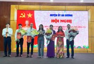 Hội nghị Công bố các quyết định về công tác cán bộ xã Đặng Cương, Hồng Phong, Đại Bản, Lê Thiện, Văn phòng Huyện ủy, Tài nguyên và Môi trường, Lao động-Thương binh và Xã hội, Nội vụ và Ban Quản lý dự án đầu tư xây dựng huyện