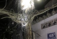 Người dân sử dụng bình chữa cháy kịp thời khống chế cháy ở phường Đông Hải (quận Lê Chân)