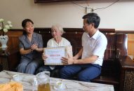 Phó Chủ tịch Thường trực UBND thành phố Lê Anh Quân thăm, tặng quà gia đình người có công với cách mạng trên địa bàn huyện An Dương